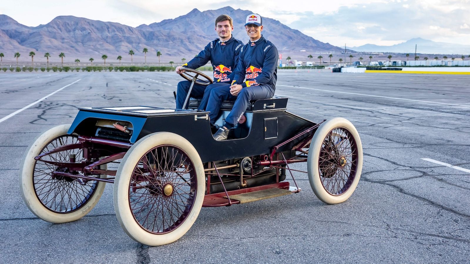 Ford: Max Verstappen και Arvid Lindblad οδηγούν 12 «θρύλους» 100+ ετών στην πίστα (+video)